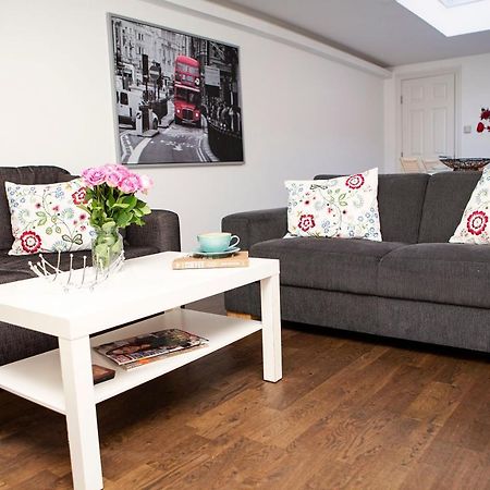 Apt 3, Trafalgar Sq Duplex, 3Rd & 4Th Floor By Indigo Flats Londra Dış mekan fotoğraf
