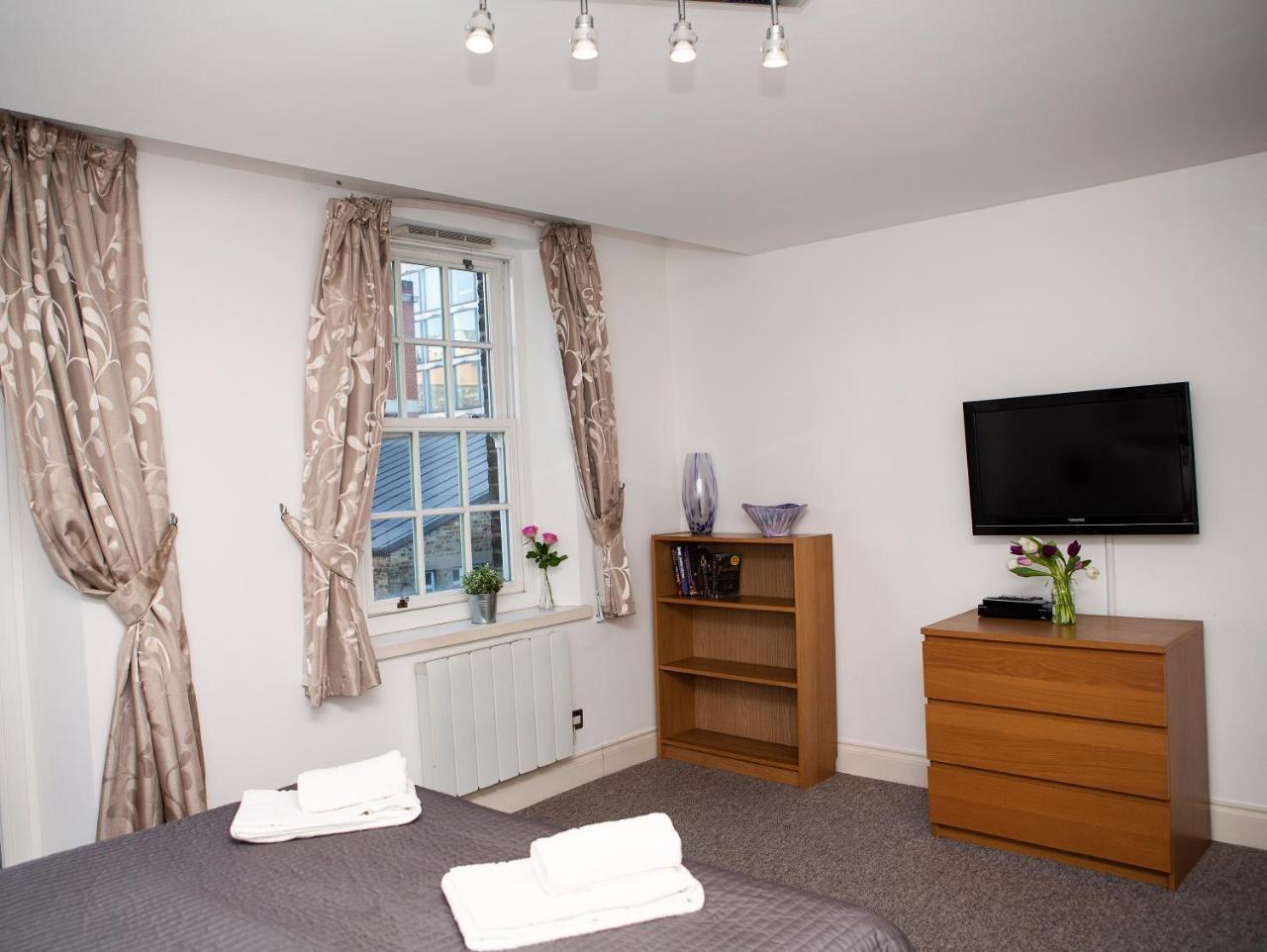 Apt 3, Trafalgar Sq Duplex, 3Rd & 4Th Floor By Indigo Flats Londra Dış mekan fotoğraf